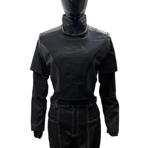 Puede incluir: Mono negro con cuello alto y mangas largas. El atuendo presenta un corpi&ntilde;o ajustado, mangas cortas sobre mangas largas y pantalones con detalles de costura blancos. El maniqu&iacute; lleva un casco negro.