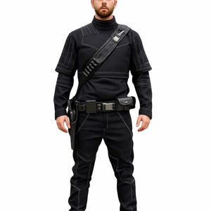 Puede incluir: Traje t&aacute;ctico negro con costuras blancas, con cuello alto, bandolera y cintur&oacute;n utilitario. El conjunto incluye una parte superior de manga larga, pantalones y botas. Se ve una funda en el lado izquierdo. El tema general es de estilo futurista o militar.