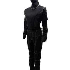 Puede incluir: Conjunto negro de dos piezas sobre un maniqu&iacute;. La parte superior es una camisa de manga corta con cuello alto y una camisa de manga larga debajo. Los pantalones son de cintura alta con detalles de costura blancos. El conjunto es de tela oscura.