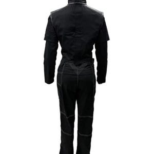 Puede incluir: Mono negro con detalles de costura blancos. El mono presenta un cuello, mangas cortas y mangas largas debajo. Los pantalones tienen parches en las rodillas y un dise&ntilde;o en forma de V en la espalda. La prenda se exhibe en un maniqu&iacute;.