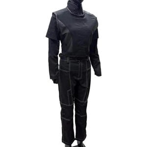 Puede incluir: Traje negro sobre un maniqu&iacute;. El traje incluye una parte superior de manga larga con cuello alto y un pantal&oacute;n. El pantal&oacute;n y la parte superior tienen costuras blancas. El maniqu&iacute; est&aacute; sobre una base negra.