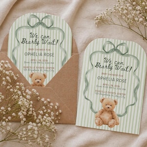 Può includere: Inviti per baby shower a tema orsetto. Gli inviti presentano uno sfondo a righe verdi e bianche con il testo "We can Bearly Wait!" e i dettagli dell'evento. Un invito è all'interno di una busta marrone.