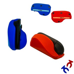 Pu&ograve; includere: Una tazza di ceramica bianca con manico nero e la scritta "But First, Coffee" in nero, con un carattere a mano. La tazza &egrave; su una superficie bianca.