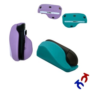 Pu&ograve; includere: Una tazza di ceramica bianca con un manico nero e la scritta "But First, Coffee" in nero, con un carattere a mano. La tazza &egrave; su una superficie bianca.