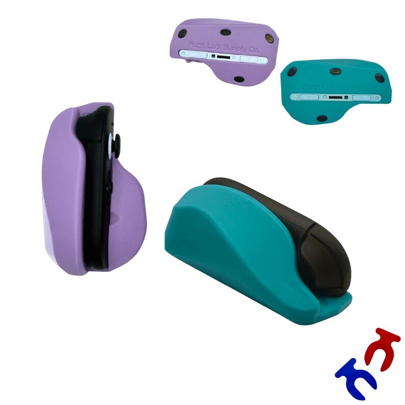 Pu&ograve; includere: Una tazza di ceramica bianca con un manico nero e la scritta "But First, Coffee" in nero, con un carattere a mano. La tazza &egrave; su una superficie bianca.