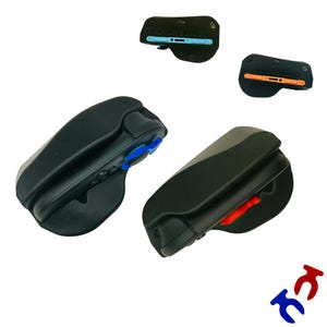 Pu&ograve; includere: Custodie protettive nere con accenti colorati, tra cui blu e rosso. Le custodie sembrano essere progettate per un dispositivo di gioco portatile. Il testo "Altitude Supply Co." &egrave; visibile.