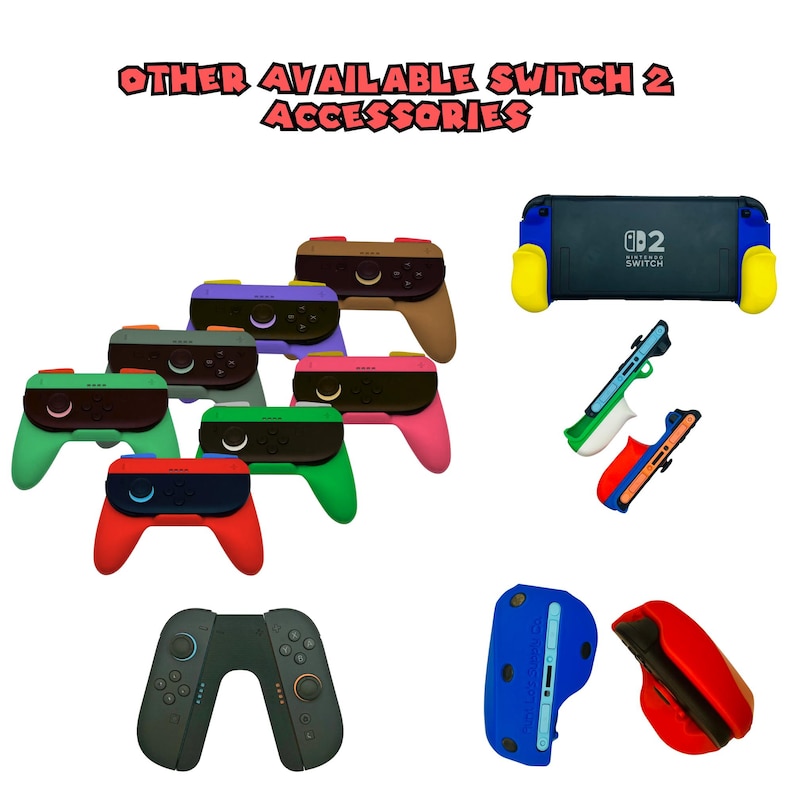 Pu&ograve; includere: Immagine di vari accessori per Nintendo Switch 2. L'immagine include pi&ugrave; controller colorati, una console e custodie protettive. I controller sono disponibili in vari colori, tra cui rosso, verde, viola e marrone. Il testo "OTHER AVAILABLE SWITCH 2 ACCESSORIES" &egrave; in alto.