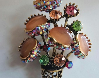 Broche vintage con forma de cesta de flores / Diamantes de imitación Aurora Boreal y cabujón Moonglow / Tono dorado / Bisutería de los años 50-60