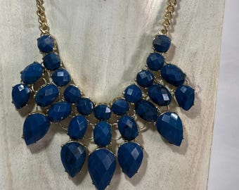 Collar babero llamativo con piedra facetada azul marino / Cadena tono dorado / Grupo de cristales en forma de lágrima / Joyería de moda atrevida