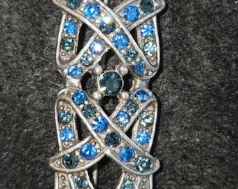 Broche vintage azul con nudo celta y pedrería / Tono plateado / Broche ovalado entrelazado / Bisutería de los años 50-60 / Estilo escocés