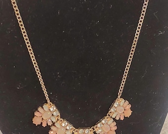 Vintage Style Blush Pink Opal & klar Kristall Blumen Halskette | Gold Ton Floral Statement Halskette | Brautschmuck | Zarte Traube Ne