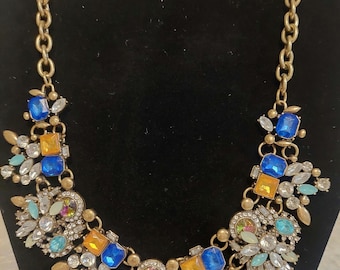 Gesigneerde MNG-mango veelkleurige kristallen statementketting | Kobaltblauwe amber opaal strass | Antiek gouden slabbetje | Designer-kostuumsieraden