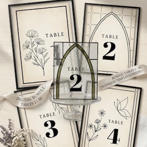 Op de afbeelding: Gebrandschilderde trouwtafelnummers complete set. De afbeelding toont tafelnummers 1-4 met bloemen- en vlindermotieven. De tafelnummers zijn zwart, met een gebrandschilderd tafelnummer 2.
