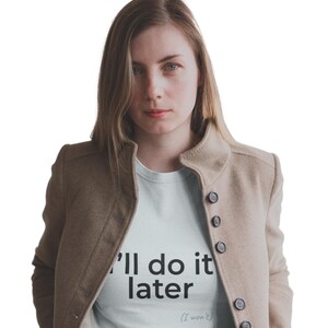 Divertente maglietta con ADHD, maglietta sulla salute mentale in cui ci si può immedesimare, regalo per disfunzioni esecutive, maglietta per introversi che pensano troppo