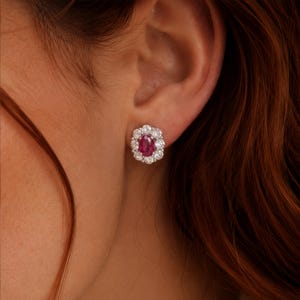 Oorbellen met robijnkrans, ovale robijn oorbellen, vintage geïnspireerde oorbellen, zilveren kristallen oorbellen, elegante bruidsoorbellen, cadeau voor haar
