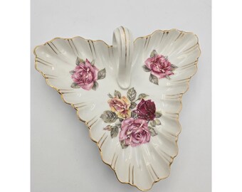 Asa de bandeja para bombones de porcelana vintage pintada a mano con diseño floral de rosas y detalles dorados.