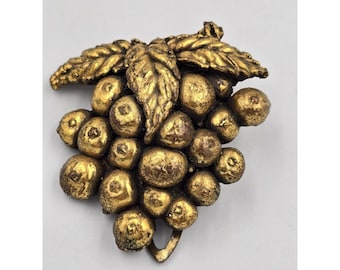 Broche de clip para pañuelo con racimo de uvas en tono oro antiguo, joyería vintage