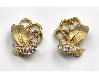 Pendientes vintage BSK con forma de hoja, filigrana de diamantes de imitación y cierre de clip en tono dorado.