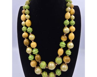 Collar vintage de doble hebra con cuentas de madera en tonos verde, amarillo y dorado.