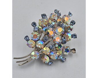 Broche vintage fabricado en Austria con diamantes de imitación AB, ramo floral, color azul claro.