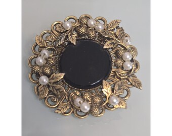 Broche colgante de luto con filigrana de oro vintage y cabujón negro con perla sintética.