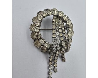 Broche vintage con corona de diamantes de imitación transparentes y cascada en tono plateado