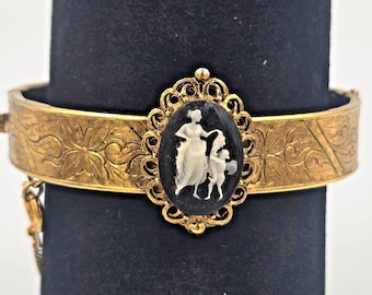 Vintage Cameo Armband Guldfärgad Etsad Gångjärnsförsedd Blommor Kerub