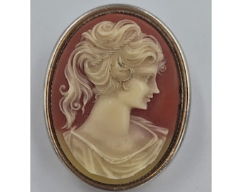 Broche colgante tipo relicario camafeo vintage con retrato de dama tallado en plata y oro.