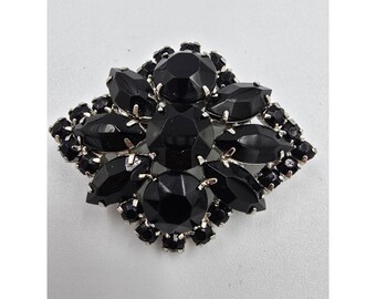 Broche vintage de diamantes de imitación negros con múltiples piedras en tono plateado. Joyería llamativa.