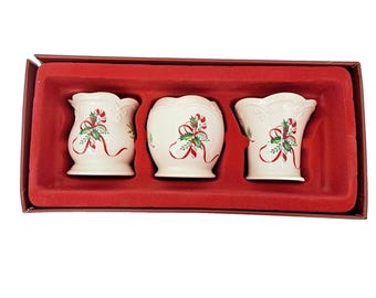 Juego de 3 portavelas Lenox Winter Greetings con diseño de bastón de caramelo y acebo.