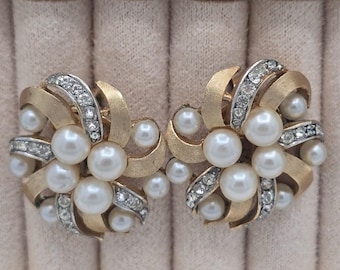Vintage Crown Trifari Earrings brushed Gold Tone Faux Pearls Rhinestones Clip
