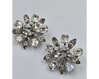Par de broches vintage de diamantes de imitación, tono plateado, cristal gris claro, diseño floral