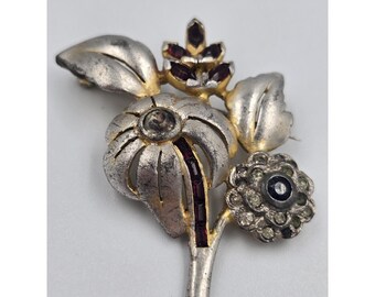Broche floral Ciner Early, tono plata, baño de oro, diamantes de imitación rojos y azules.