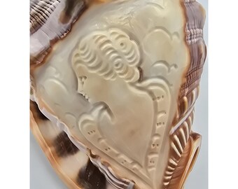 Figura de concha marina tallada vintage con camafeo de perfil de dama y escultura de caracola.