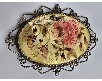Broche vintage pintado a mano con rosa y pájaro, marco de filigrana ornamentado, arte delicado.