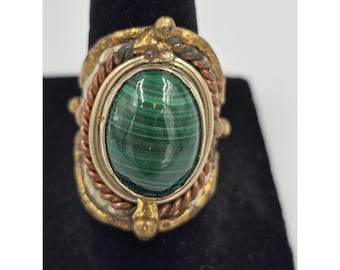 Anillo llamativo de cabujón de malaquita, metal mixto, oro, plata, cobre, talla 7