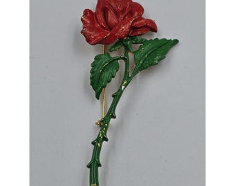 Broche vintage CHAREL con flor de rosa roja, tono dorado, esmalte verde, diseño botánico.