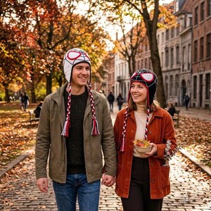 Puede incluir: Dos gorros de punto con patr&oacute;n de telara&ntilde;a y parches grandes en forma de ojos. Un gorro es blanco con l&iacute;neas negras y detalles rojos, el otro es negro con l&iacute;neas rojas y detalles blancos, ambos incluyen largas orejeras trenzadas con borlas.