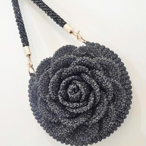 Bolso rosa hecho a mano / Negro con purpurina plateada / Bolso de flores de ganchillo / Correa para el hombro / Color personalizado