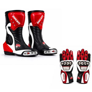 Puede incluir: Par de botas y guantes de moto Ducati negros, rojos y blancos. Las botas tienen una sección superior roja con el logotipo de Ducati, cuero negro y detalles blancos. Los guantes son rojos, negros y blancos con la marca Ducati.