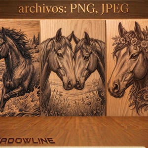 Puede incluir: Un tríptico de paneles de madera con grabados detallados de caballos. Un panel muestra un caballo corriendo por el agua, los otros representan cabezas de caballos, una adornada con flores. El texto "archivos: PNG, JPEG" es visible.