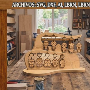 Puede incluir: Un expositor de madera clara con dos niveles curvos y ganchos metálicos que sostienen diez llaveros de madera cortados con láser que representan personajes de dibujos animados. El texto superior dice ARCHIVOS: SVG, DXF, AI, LBRN, LBRN2, PDF.