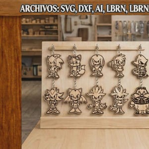 Puede incluir: Un expositor de madera clara con diez llaveros de madera cortados a láser que representan varios personajes de dibujos animados. El texto superior dice ARCHIVOS: SVG, DXF, AI, LBRN, LBRN2, PDF. La esquina inferior izquierda muestra URBAN TITANS.