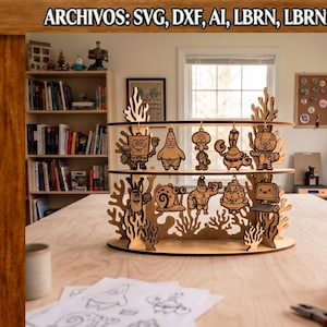 Puede incluir: Un expositor de madera de dos niveles con formas de coral cortadas con láser y adornos colgantes de personajes de dibujos animados. El texto ARCHIVOS: SVG, DXF, AI, LBRN, LBRN2, PDF es visible en la parte superior. El soporte es de madera clara.