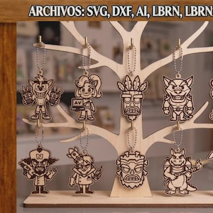 Op de afbeelding: Een lichtgekleurde houten boomvormige displaystandaard met negen lasergesneden houten sleutelhangers aan metalen kogelkettingen. De tekst ARCHIVOS: SVG, DXF, AI, LBRN, LBRN2, PDF staat bovenaan en URBAN TITANS linksonder.