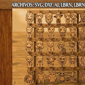 Puede incluir: Un expositor de madera con múltiples colgantes de madera cortados con láser que muestran varias ilustraciones de personajes y escudos. El texto en la parte superior dice ARCHIVOS: SVG, DXF, AI, LBRN, LBRN2, PDF. La esquina inferior izquierda muestra URBAN TITANS.