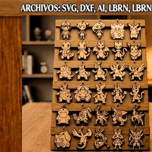 Puede incluir: Un expositor de madera con veinticinco colgantes de madera cortados con láser, dispuestos en cinco filas. El texto superior dice ARCHIVOS: SVG, DXF, AI, LBRN, LBRN2, PDF. Cada colgante presenta un diseño de criatura con detalles grabados.