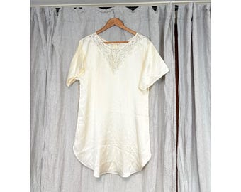 Camicia da notte vintage Barbizon in raso avorio con scollo a V in pizzo e bottoni di perle, taglia M.