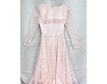 Abito lungo vintage Jo-Ed Sophisticates in pizzo rosa con mantellina e maniche lunghe 5/6