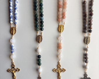 Rosario para el Día de la Madre / Rosario de porcelana o piedras preciosas con tarjeta mariana dibujada a mano / Regalo católico para mamá / Cuentas de oración hechas a mano